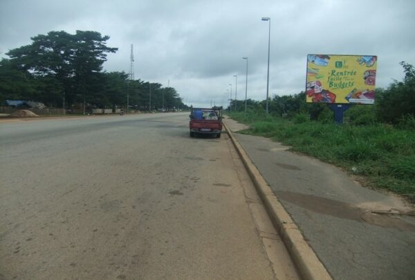 YAMOUSSOUKRO - Entrée - face Abidjan