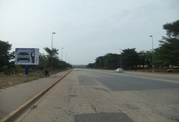 YAMOUSSOUKRO - Sortie - face centre ville
